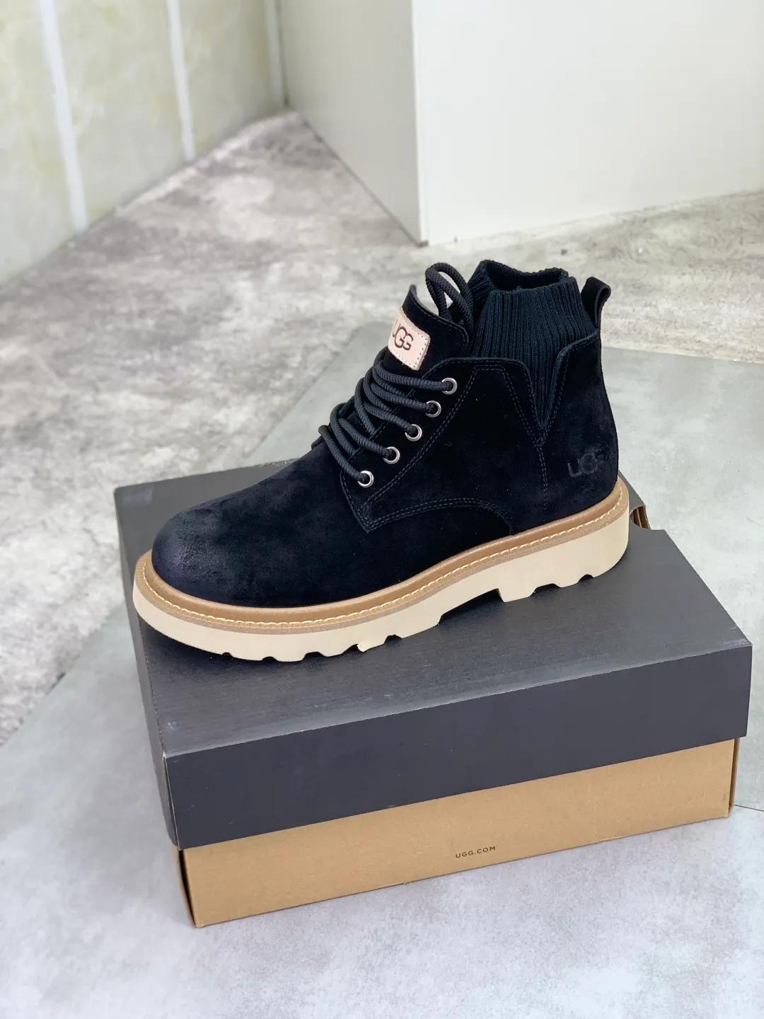 Men's men's shoes P620 New arrival🆕🆕🆕 IUGGI Men's British retro Martin boots Winter new men's outdoor hiking boots First layer of cowhide on the outside Wool on the inside Comfortable and warm Rubber outsole Non-slip and firm Trendy and fashionable Casual and versatile Size: 39-44 (45 customized) Color: three colors